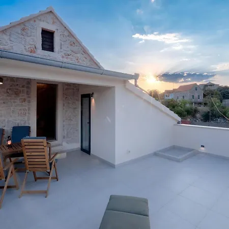 Nicely Decorated House With Roofed Terrace בית נופש *