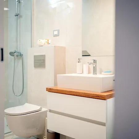 Nicely Decorated House With Roofed Terrace بيت للعطل *