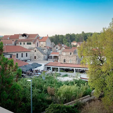 Nicely Decorated House With Roofed Terrace فربوسكا