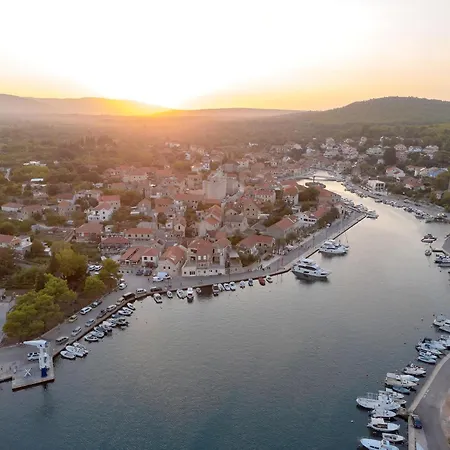 Tatil Evi Nicely Decorated House With Roofed Terrace Vrboska