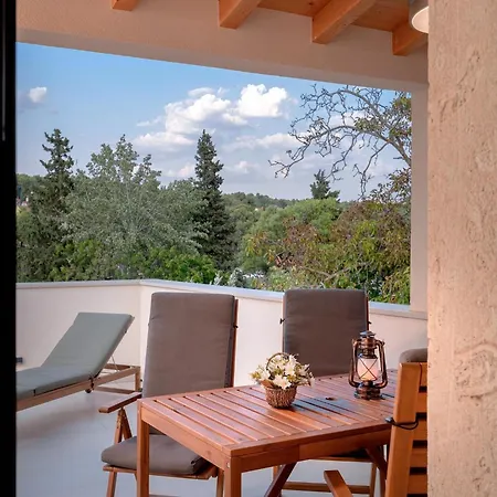 Tatil Evi Nicely Decorated House With Roofed Terrace Vrboska