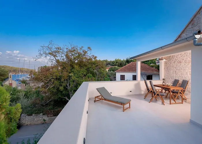 Nicely Decorated House With Roofed Terrace ヴルボスカ