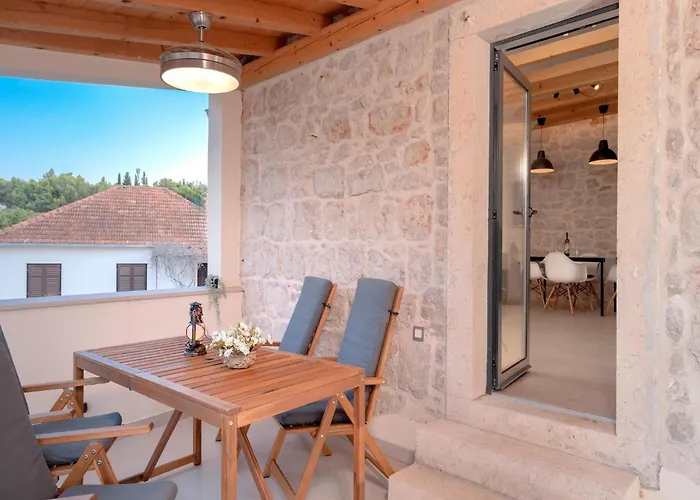 Nicely Decorated House With Roofed Terrace 別荘 *